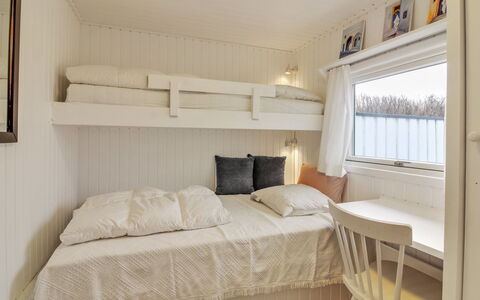 Rutha - 45M from the Sea: Cama, Habitación, Diseño De Interiores, Madera, Suelo, Piso, Mueble, Sábana, Lecho, Techo