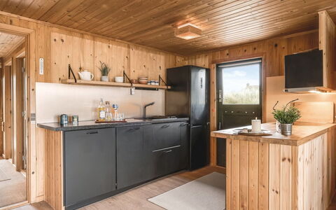 Hunved - 500M from the Sea: Cocina, Madera, Aparato De Cocina, Mostrador, Mueble, Piso, Diseño De Interiores, Gabinetes, Electrodoméstico, Manchas De Madera
