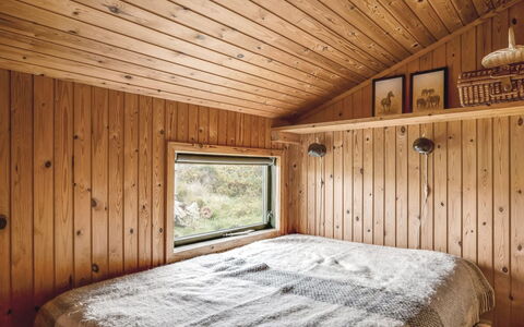 Hunved - 500M from the Sea: Habitación, Madera, Diseño De Interiores, Techo, Cama, Piso, Suelo, Sábana, Lecho, Habitación