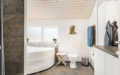 Ejnarine - 300M from the Sea: Piso, Suelo, Diseño De Interiores, Arreglo De Tubería, Techo, Encendiendo, Habitación, Casa, Plomería, Baño