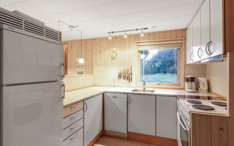 Liisi - 500M from the Sea: Cocina, Mostrador, Aparato De Cocina, Piso, Diseño De Interiores, Madera, Electrodoméstico, Gabinetes, Techo, Mueble