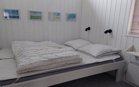 Liisi - 500M from the Sea: Habitación, Madera, Cama, Sábana, Lecho, Suelo, Piso, Mueble, Diseño De Interiores, Marco De La Cama