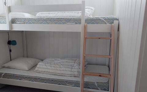 Liisi - 500M from the Sea: Litera, Madera, Habitación, Cama, Lecho, Suelo, Sábana, Dormitorio, Marco De La Cama, Hostal
