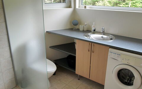 Liisi - 500M from the Sea: Arreglo De Tubería, Lavabo Del Baño, Lavabo, Piso, Suelo, Mueble De Baño, Grifo, Baño, Plomería, Diseño De Interiores
