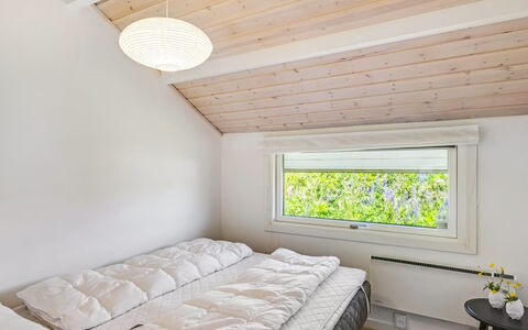 Ger - 200M from the Sea: Madera, Diseño De Interiores, Techo, Habitación, Cama, Piso, Suelo, Encendiendo, Lecho, Sábana