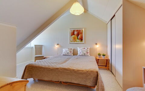 Aline - 1Km from the Sea: Cama, Diseño De Interiores, Mueble, Habitación, Suelo, Piso, Techo, Madera, Lecho, Sábana