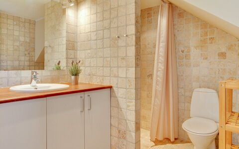 Aline - 1Km from the Sea: Piso, Pared, Arreglo De Tubería, Baño, Diseño De Interiores, Suelo, Techo, Loseta, Lavabo, Plomería