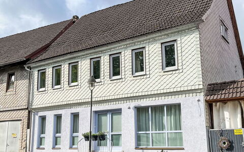Eliese: Nube, Cielo, Planta, Edificio, Ventana, Propiedad, Casa, El Terreno Del Lote, Arquitectura, Hierba