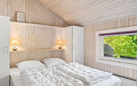 Batsha - 350M from the Sea: Madera, Habitación, Casa, Cama, Techo, Lecho, Congelación, Sábana, Cabaña, Marco De La Cama
