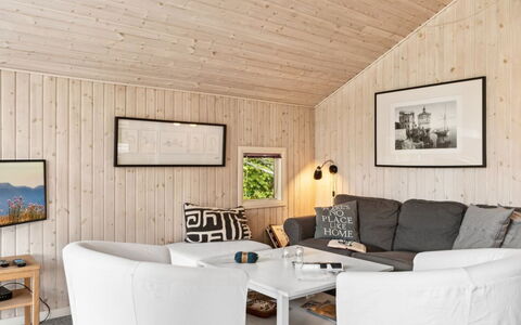 Batsha - 350M from the Sea: Madera, Diseño De Interiores, Mueble, Piso, Techo, Casa, Sala, Suelo, Habitación, Sofá