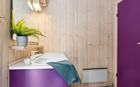 Batsha - 350M from the Sea: Madera, Diseño De Interiores, Piso, Arreglo De Tubería, Suelo, Baño, Rosado, Casa, Plomería, Habitación