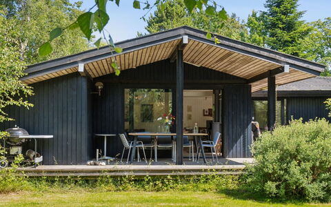 Lasse - 1.5Km from the Sea: Madera, Casa, Cabaña, Casa, Techo, Área Rural, Vía Muerta, Cuarto De Troncos, Edificios Del Jardín, Madera Dura