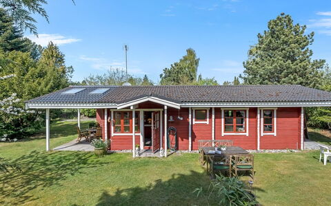 Berit - 700M from the Sea: Madera, Casa, Cabaña, Casa, Techo, Área Rural, Vía Muerta, Cuarto De Troncos, Edificios Del Jardín, Madera Dura