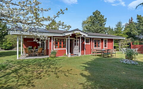 Berit - 700M from the Sea: Madera, Casa, Cabaña, Casa, Techo, Área Rural, Vía Muerta, Cuarto De Troncos, Edificios Del Jardín, Madera Dura