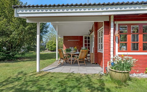 Berit - 700M from the Sea: Madera, Casa, Cabaña, Casa, Techo, Área Rural, Vía Muerta, Cuarto De Troncos, Edificios Del Jardín, Madera Dura