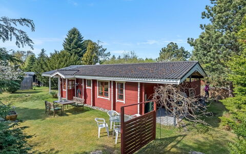 Berit - 700M from the Sea: Madera, Casa, Cabaña, Casa, Techo, Área Rural, Vía Muerta, Cuarto De Troncos, Edificios Del Jardín, Madera Dura