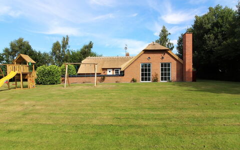 Erra - 250M from the Sea: Madera, Casa, Cabaña, Casa, Techo, Área Rural, Vía Muerta, Cuarto De Troncos, Edificios Del Jardín, Madera Dura