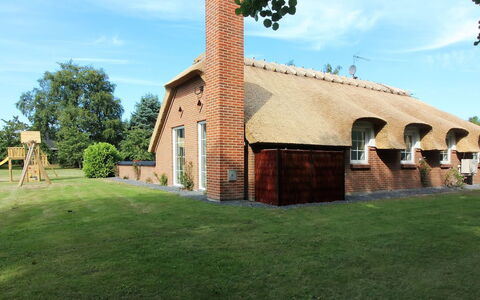 Erra - 250M from the Sea: Madera, Casa, Cabaña, Casa, Techo, Área Rural, Vía Muerta, Cuarto De Troncos, Edificios Del Jardín, Madera Dura