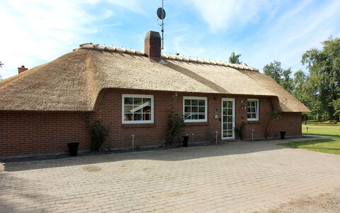 Erra - 250M from the Sea: Madera, Casa, Cabaña, Casa, Techo, Área Rural, Vía Muerta, Cuarto De Troncos, Edificios Del Jardín, Madera Dura
