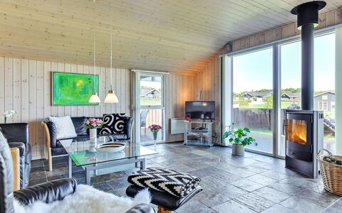 Alexis - 250M from the Sea: Madera, Casa, Cabaña, Techo, Sala, Sofá, Cuarto De Troncos, Lámpara, Madera Dura