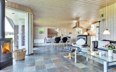 Alexis - 250M from the Sea: Casa, Piso, Cabaña, Silla, Loseta, Material Natural, Madera Dura, Sala, Planta De Casa, Suelos De Madera
