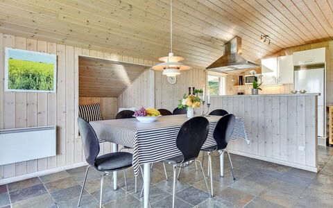 Alexis - 250M from the Sea: Madera, Diseño De Interiores, Techo, Piso, Mueble, Lámpara, Mostrador, Cocina, Casa, Cocina Y Comedor Mesa