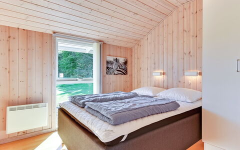 Alexis - 250M from the Sea: Madera, Diseño De Interiores, Techo, Habitación, Habitación, Madera Dura, Manchas De Madera, Cama, Marco De La Cama, Lecho