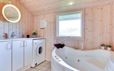 Alexis - 250M from the Sea: Madera, Arreglo De Tubería, Piso, Suelo, Techo, Diseño De Interiores, Plomería, Baño, Grifo, Bañera