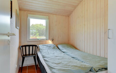 Helga - 100M from the Sea: Pared, Madera, Habitación, Suelo, Piso, Techo, Cama, Sábana, Diseño De Interiores, Marco De La Cama