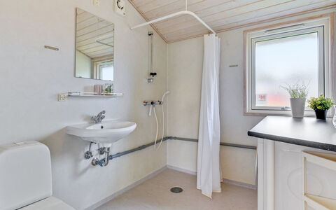 Helga - 100M from the Sea: Arreglo De Tubería, Piso, Suelo, Techo, Diseño De Interiores, Grifo, Plomería, Lavabo, Baño, Casa