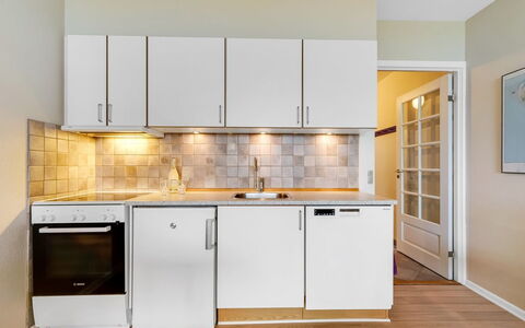 Raimo - 50M from the Sea: Cocina, Aparato De Cocina, Electrodoméstico, Piso, Mostrador, Madera, Gabinetes, Diseño De Interiores, Suelo, Electrodoméstico