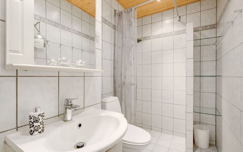 Raimo - 50M from the Sea: Piso, Suelo, Diseño De Interiores, Arreglo De Tubería, Habitación, Baño, Lavabo Del Baño, Techo, Lavabo, Plomería