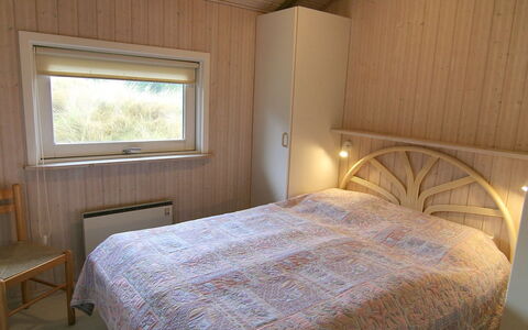 Aasa - 200M from the Sea: Habitación, Madera, Cama, Suelo, Sábana, Techo, Diseño De Interiores, Piso, Lecho, Marco De La Cama