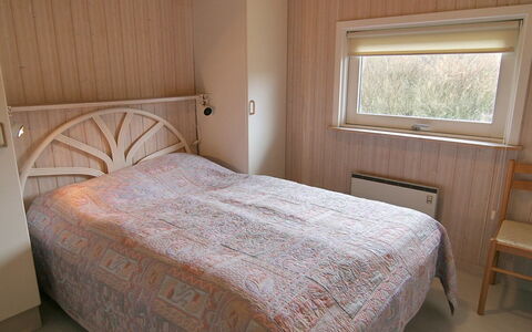 Aasa - 200M from the Sea: Cama, Habitación, Sábana, Madera, Suelo, Lecho, Diseño De Interiores, Piso, Techo, Marco De La Cama