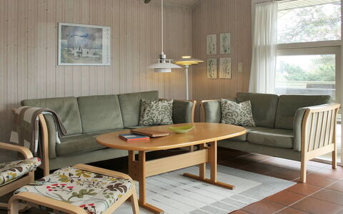 Aasa - 200M from the Sea: Mueble, Madera, Piso, Suelo, Diseño De Interiores, Mesa, Sala, Mesa De Café, Manchas De Madera, Silla