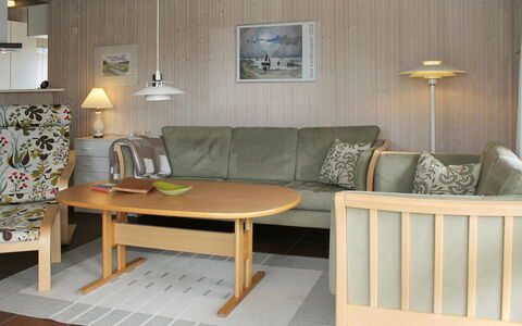 Aasa - 200M from the Sea: Mueble, Piso, Madera, Diseño De Interiores, Suelo, Mesa, Encendiendo, Habitación, Sala, Manchas De Madera