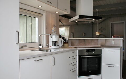 Aasa - 200M from the Sea: Cocina, Aparato De Cocina, Mostrador, Gabinetes, Diseño De Interiores, Madera, Piso, Electrodoméstico, Electrodoméstico, Lámpara