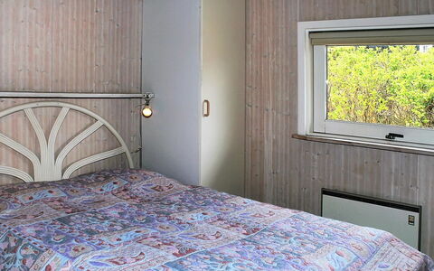 Aasa - 200M from the Sea: Habitación, Cama, Madera, Diseño De Interiores, Sábana, Techo, Suelo, Lecho, Piso, Habitación
