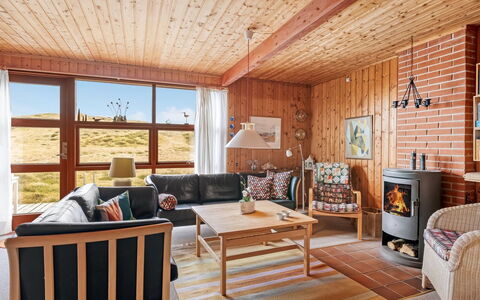Larsen - 900M from the Sea: Mueble, Diseño De Interiores, Piso, Suelo, Madera, Techo, Habitación, Sala, Suelos De Madera, Sofá