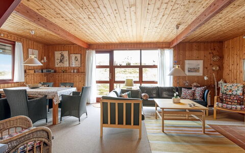 Larsen - 900M from the Sea: Mueble, Diseño De Interiores, Piso, Suelo, Madera, Techo, Sofá, Sala, Habitación, Silla