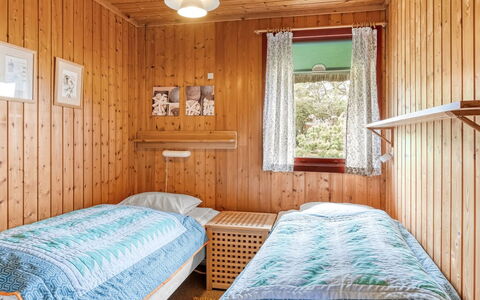 Larsen - 900M from the Sea: Habitación, Cama, Diseño De Interiores, Madera, Suelo, Sábana, Techo, Piso, Lecho, Mueble