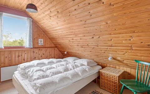 Larsen - 900M from the Sea: Pared, Madera, Habitación, Techo, Diseño De Interiores, Piso, Suelo, Cama, Mueble, Casa