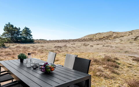 Larsen - 900M from the Sea: Mueble, Mesa, Mueble Para Exteriores, Mesa Al Aire Libre, Silla, Cocina Y Comedor Mesa, Mesa De Café, Madera Dura, Manchas De Madera, Brazo