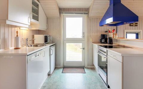 Telia - 250M from the Sea: Madera, Cocina, Electrodoméstico, Piso, Aparato De Cocina, Suelo, Diseño De Interiores, Techo, Mostrador, Casa