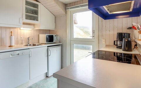 Telia - 250M from the Sea: Madera, Techo, Piso, Cocina, Suelo, Mostrador, Diseño De Interiores, Arreglo De Tubería, Electrodoméstico, Mueble