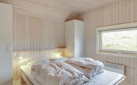 Telia - 250M from the Sea: Diseño De Interiores, Madera, Techo, Habitación, Piso, Cama, Habitación, Suelo, Encendiendo, Lecho
