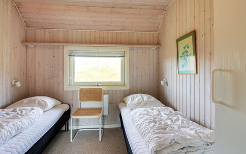 Telia - 250M from the Sea: Madera, Habitación, Cama, Sábana, Lecho, Suelo, Diseño De Interiores, Techo, Marco De La Cama, Habitación