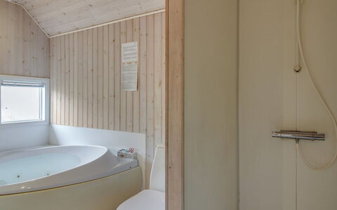 Telia - 250M from the Sea: Baño, Arreglo De Tubería, Piso, Suelo, Madera, Bañera, Diseño De Interiores, Lavabo Del Baño, Techo, Lavabo