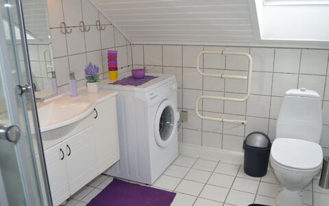 Svava - 2.3Km from the Sea: Arreglo De Tubería, Piso, Diseño De Interiores, Suelo, Baño, Plomería, Habitación, Grifo, Loseta, Lavabo