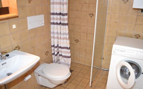 Ester - 2.3Km from the Sea: Baño, Arreglo De Tubería, Piso, Lavabo Del Baño, Suelo, Diseño De Interiores, Lavabo, Baño, Grifo, Plomería